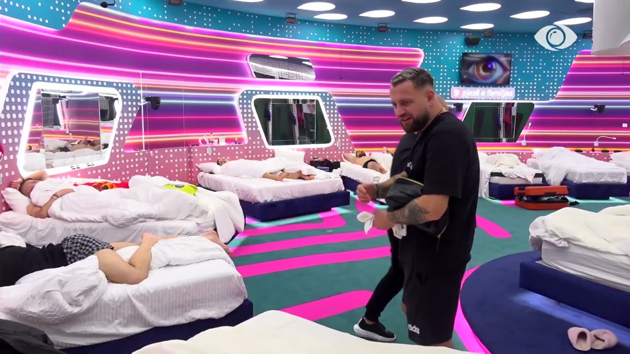 Luizi i këndon këngë vajzës së tij para kamerës