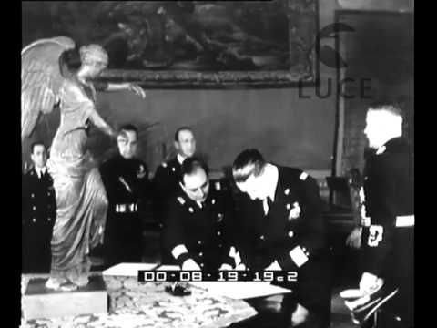 Ciano e l'ambasciatore di Germania, Von Mackensen, alla presenza di Bottai e di Alfieri, firmano