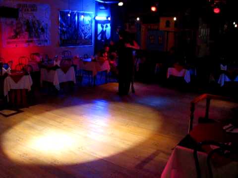  Paulina Cazabon Goméz  and  Alejandro Hermida  are  dancing  to  a  milonga