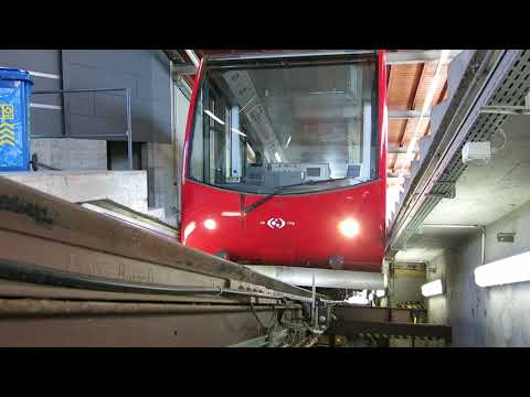 Standseilbahn 2500.01 Biel - Magglingen - Wagen kommt in die Bergstation