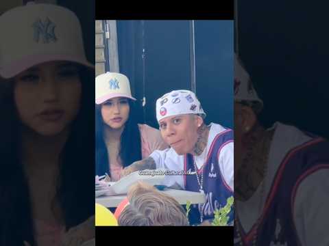 Santa Fe Klan comiendo con su novia Camila Zamorano en su barrio… #santafeklan