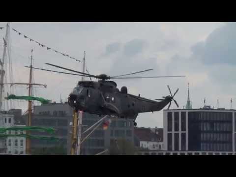 SAR Rettungshubschrauber der Marine kreist über Hamburg