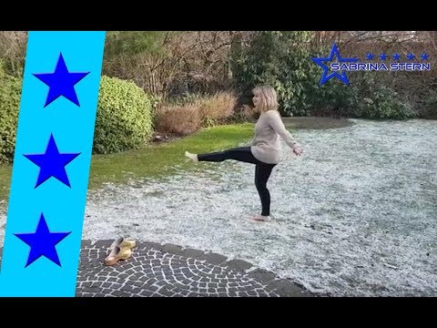 Barefoot In The Snow - Sabrina Stern barfuß im Schnee