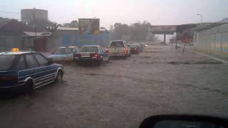 preview picture of video 'roulons sous la pluie a pointe-noire'