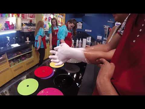 Making Wax Hands at Niagara Falls, Canada! | Haciendo manos de cera en Niagara Falls, Canada!