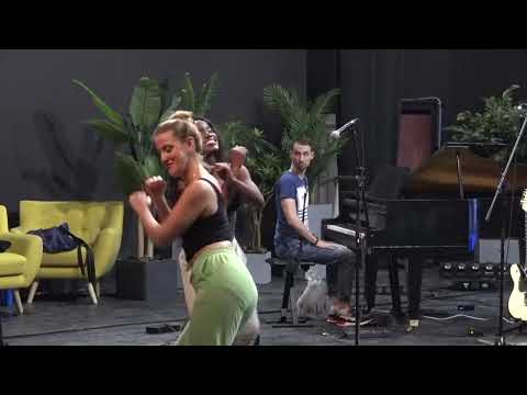 PLESAČICE VEŽBAJU UZ BUBNJEVE - 09.11.2022. - INSTA TV