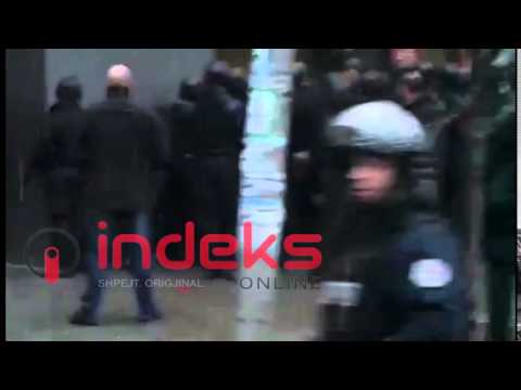 Policia thyen derën e selisë së 7 VV-së