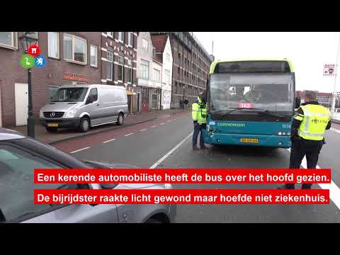 Connexxion-bus ramt kerende auto op Kanaalkade Alkmaar