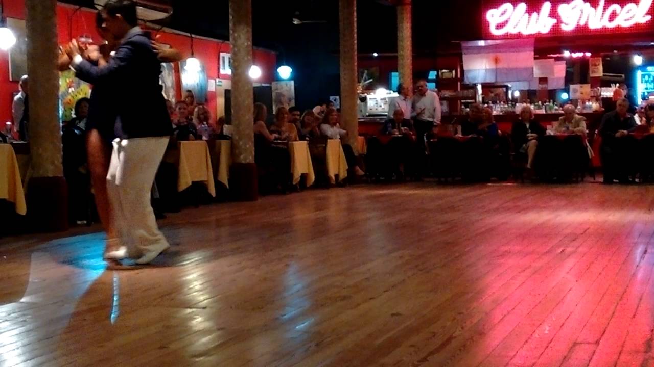 Agustina Gomez y Joaquín Besga bailan milonga "La Espuela" de Juan D'arienzo