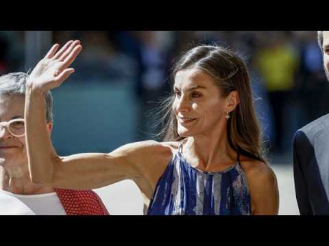 La Reina Letizia aparece por sorpresa en la Feria del Libro #madrid #casareal #letizia