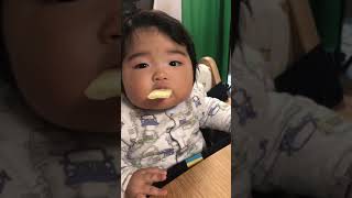 【赤ちゃん】初めてベビーせんべいを食べた