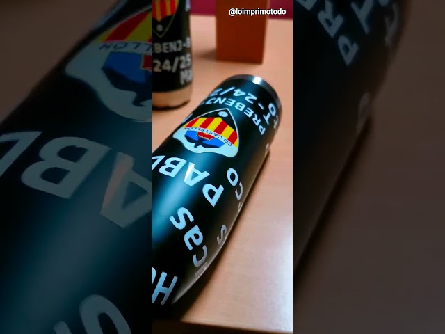 Vídeo relacionado con Botella de agua personalizado con nombre, bidón de aluminio para llevar, cantimplora para niños de 600 ml con dos tapones, regalos personalizados para niños con su nombre (Rayo Vallecano)