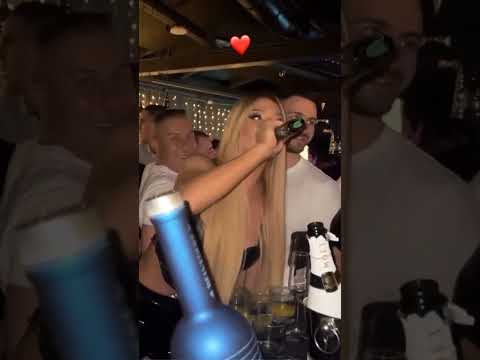 Ivana Boom Nikolić peva fanu na nastupu