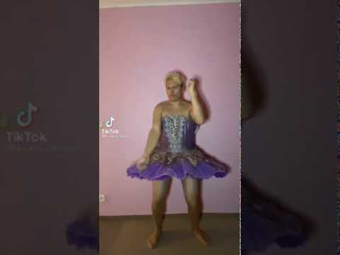 Kluk s kamením si hraje na princeznu!!!**extrémě divné**