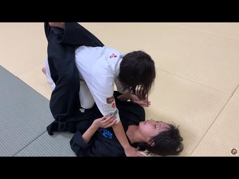 柔術先輩に教えてもらいながらスパーリング