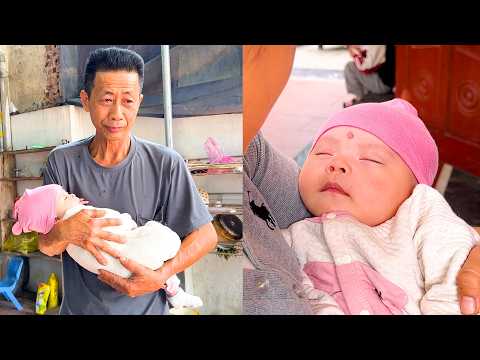 Baby Banh Bao slept soundly in grandpa's arms for the first time