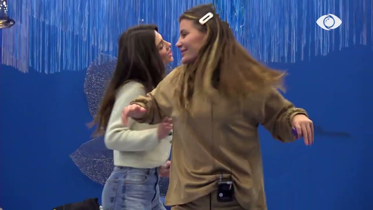 Muzikë në shtëpi, Valbona dhe Loredana kërcejnë në dhomën e gjumit