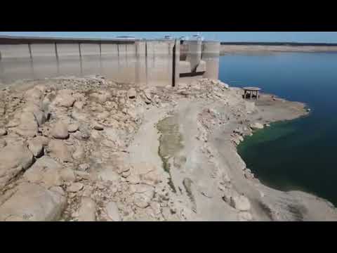La presa de Almendra recibe a cientos de visitantes para ver su estructura al descubierto por el bajo nivel del agua 