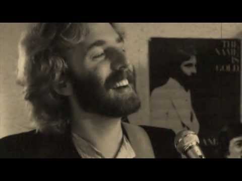 Andrew Gold discusses top ten hit "Lonely Boy" before playing the song.