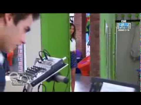 Violetta 2  León toca 'Hoy somos más' y Violetta le mira Capitulo 5