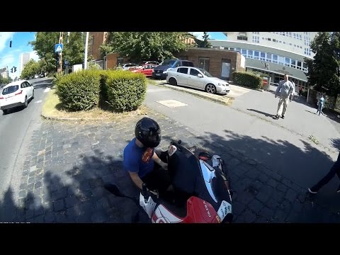 Motoros eldől - Scooter rider tumbles