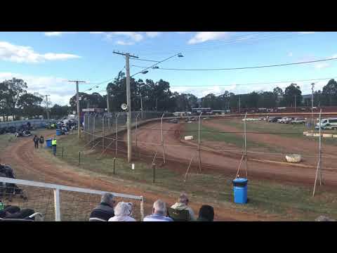 Carrick Speedway 24/11/18 // Junior Sedan New Stars Heat 2