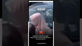 Download lagu Tabrakan di Simpang Joglo, Mobil Tabrak 4 Motor Saat Berhenti di Lampu Merah. #harianmediacom mp3