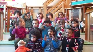 Twee handjes op de tafel ...