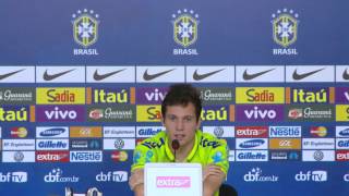 Bernard e Willian dizem o motivo para o outro ser titular