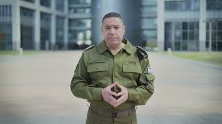 דבריו של דובר צה"ל, תא"ל אפי דפרין | את"צ (עדכוני צבא הגנה לישראל) - התמונה מוצגת ישירות מתוך אתר האינטרנט יוטיוב. זכויות היוצרים בתמונה שייכות ליוצרה. קישור קרדיט למקור התוכן נמצא בתוך דף הסרטון