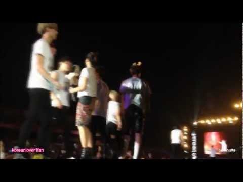 121125 HENRY&AMBER ADORABLE MOMENTS!HENBER HUGGING!XD