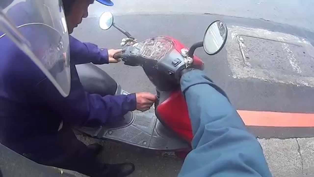 指揮哥機車「百寶袋」 遇推車阿伯立馬「加油」