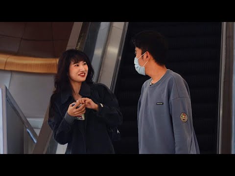 “不要搭訕我！”在電梯上盯著路人看，直接被小姐姐拒絕了