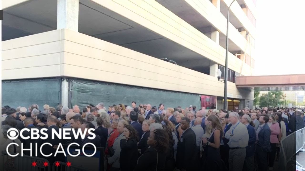 Long lines for everyone to get into the DNC at Chicago's United Center