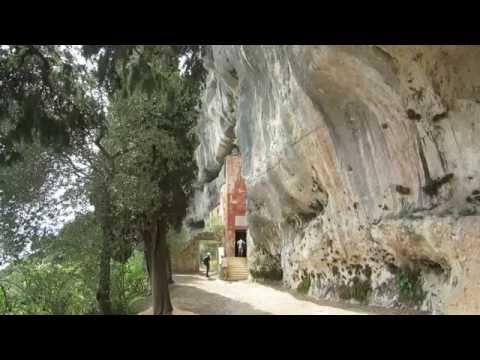 La scogliera preistorica sovrasta l'eremo di San Cassiano - The prehistoric reef over the hermitage