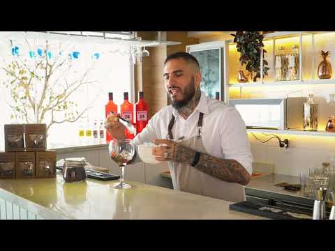 Receita de Gim Tônica com frutas Vermelhas e Especiarias Drink Raiz