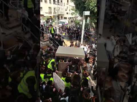 Viznitz Rebbe Participates In a hachnosas sefer torah in a royal carriage. Sivan 5783