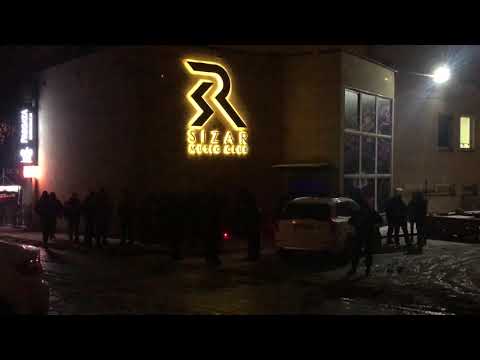 Duże siły policji z psami przed klubem Sizar w Koszalinie