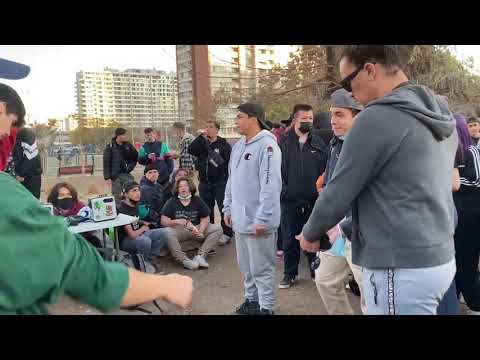 Violamentes es soltado por su suggar mommy y baja al parque a saludar