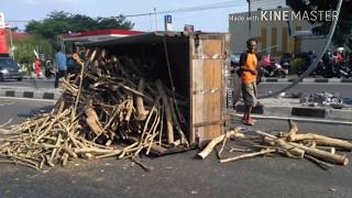 Download lagu KECELAKAAN Ringroad Utara Jogja, truk oleng menabrak tiang lampu jalan mp3