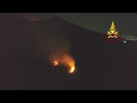 L'incendio sulle pendici del Vesuvio