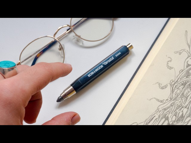 Vídeo relacionado con KOH-I-NOOR Automatic 5608 - Portamina para cuaderno con sacapuntas de metal / plástico - SET de 1 potamina y recargas HB de 2 mm a juego (4 piezas)