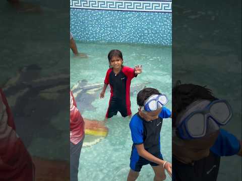 Bhaiya aur maine milake kiya swiming pool saaf 😁