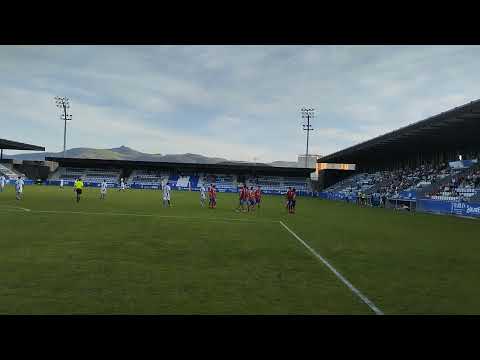 Gol de Antañon (Bergantiños F.C) a la R. S. Gimnástica de Torrelavega, 1-2.