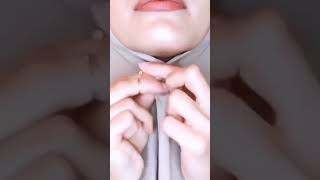 Download lagu TUTORIAL CARA PAKAI JARUM PENTUL ATAU PENITI UNTUK BERHIJAB LEBIH AMAN #shorts mp3