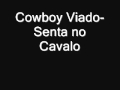 Cowboy Viado Senta no Cavalo 