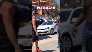 Download lagu PRIA YANG BERBEDA ASAL INI TERLIHAT SEPERTI MAU BERKELAHI NAMUN TERNYATA #negro #rusia #fight #funny mp3