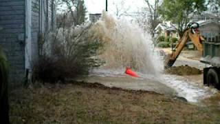 preview picture of video 'A better video of the Water Main Break in Paris, Texas.'