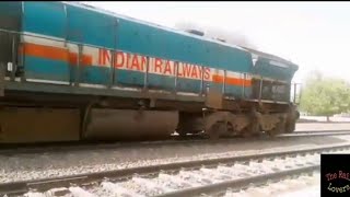 preview picture of video 'EMD Locomotive With Freight Train At Borawar Near Makrana Junction'