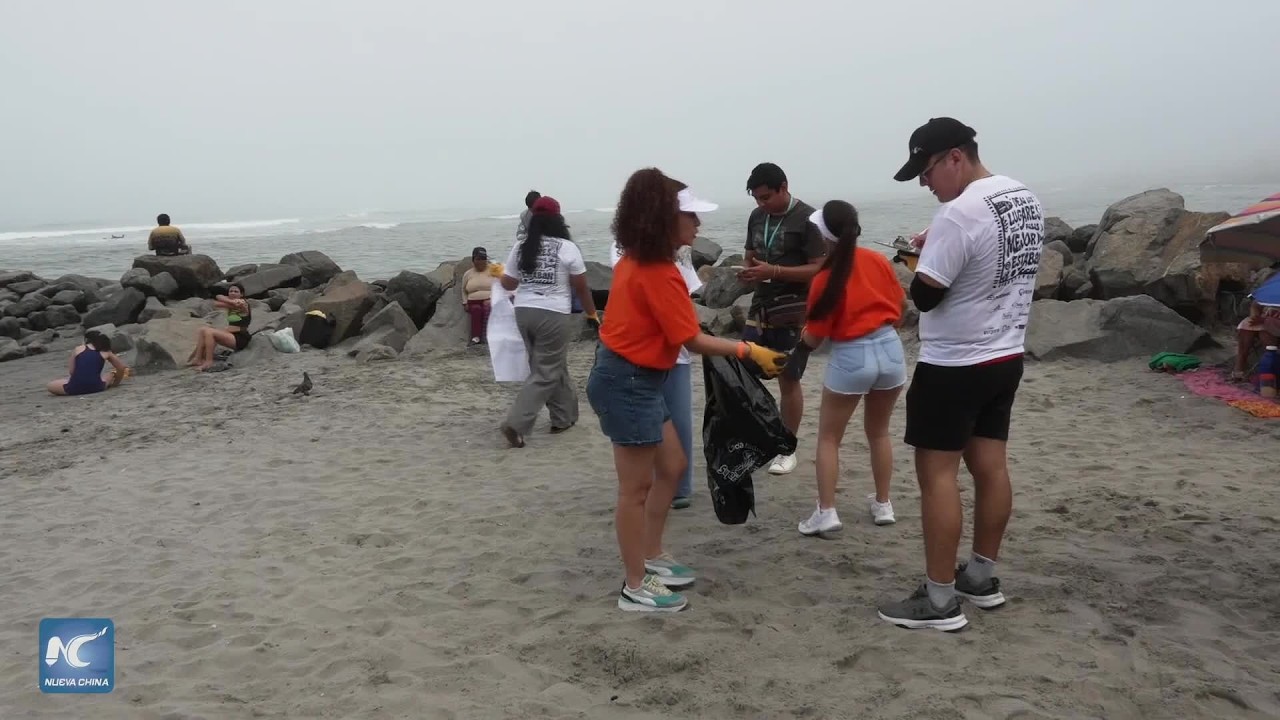 AMBIENTE-Peruanos realizan jornada de limpieza en playas de Lima